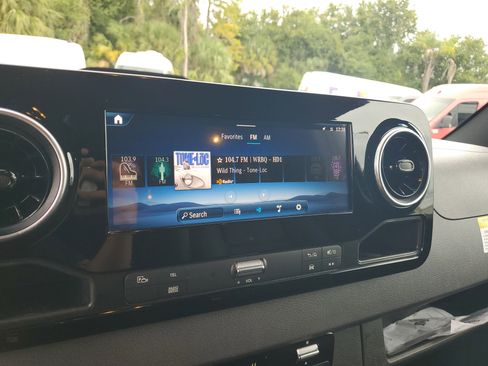 Used 2025 Mercedes-Benz Sprinter 2500 image 28