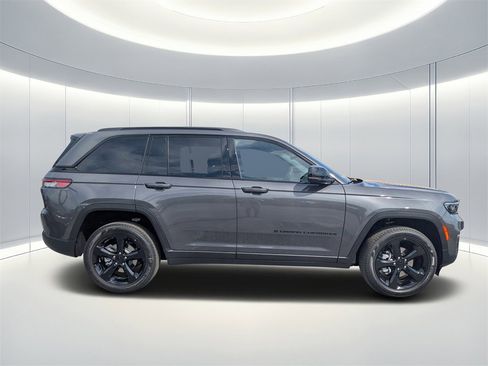 New 2025 Jeep Grand Cherokee Limited w/ Black Appearance Package image 3