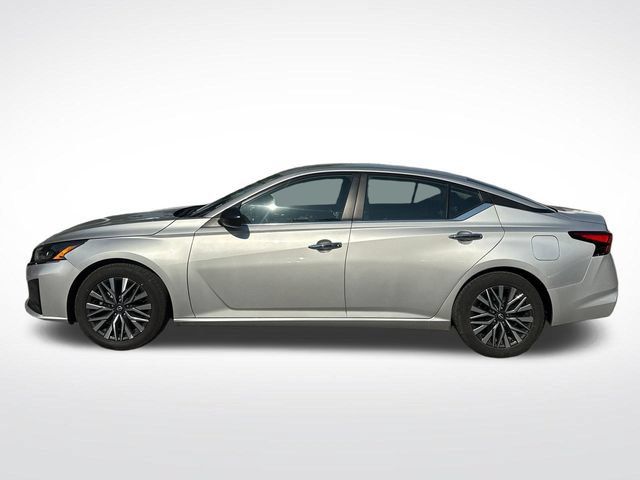 Used 2025 Nissan Altima 2.5 SV FWD image 3