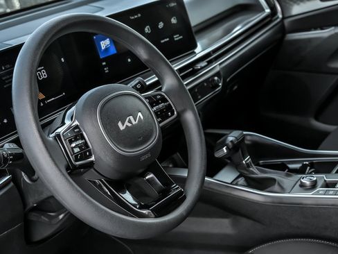 Used 2025 Kia Sorento LX image 17