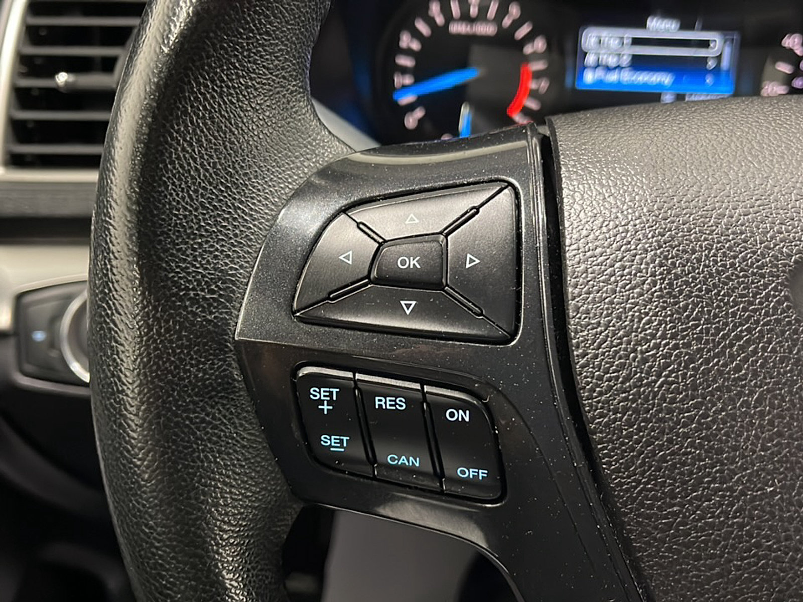 Used 2018 Ford Explorer XLT FWD image 6