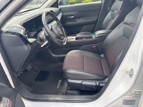 Used 2025 Nissan Kicks SR FWD image 10