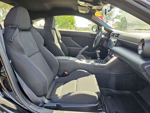 Used 2025 Toyota GR86 w/ ALL Weather Mat Package (TMS) RWD image 10
