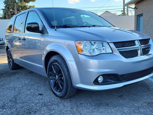 Used 2019 Dodge Grand Caravan SXT image 3
