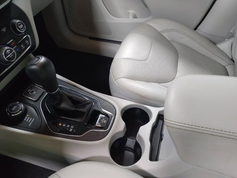 Used 2019 Jeep Cherokee Limited image 26