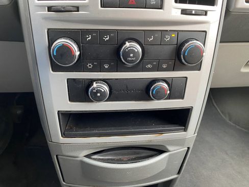 Used 2009 Chrysler Town & Country Touring FWD image 22