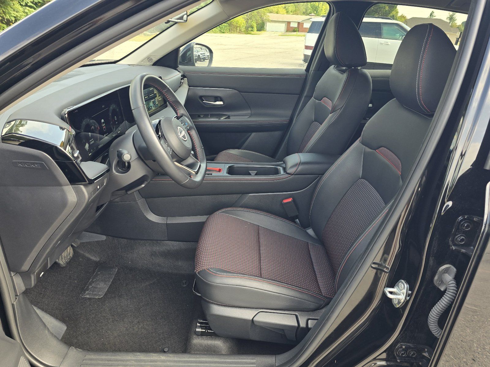 Used 2025 Nissan Kicks SR AWD/4WD image 13
