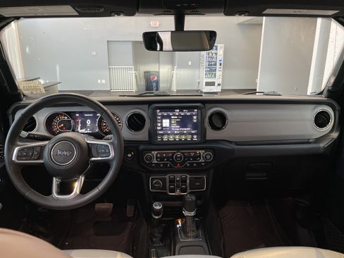 Used 2023 Jeep Gladiator Overland AWD/4WD image 31