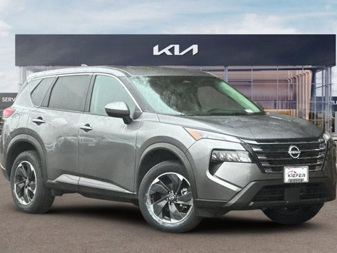 Used 2024 Nissan Rogue SV image 2