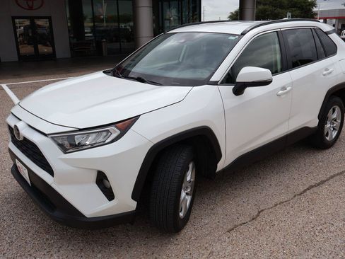 Used 2021 Toyota RAV4 XLE FWD image 7