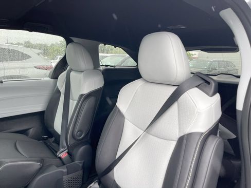 Used 2026 Toyota Sienna XSE FWD image 9