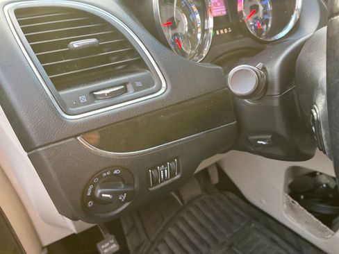 Used 2014 Chrysler Town & Country Touring-L image 14