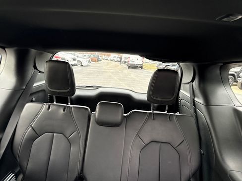 Used 2025 Chrysler Pacifica Select w/ Uconnect Theater Family Group image 16