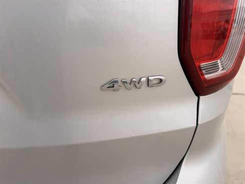 Used 2018 Ford Explorer XLT w/ Equipment Group 201A image 8