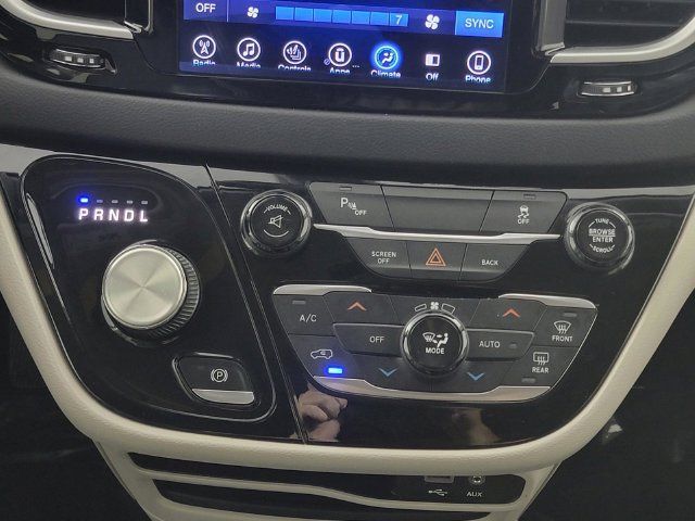 Used 2017 Chrysler Pacifica Touring-L FWD image 23