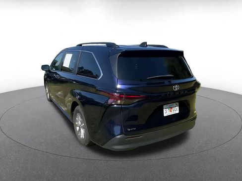 Used 2025 Toyota Sienna XLE FWD image 9