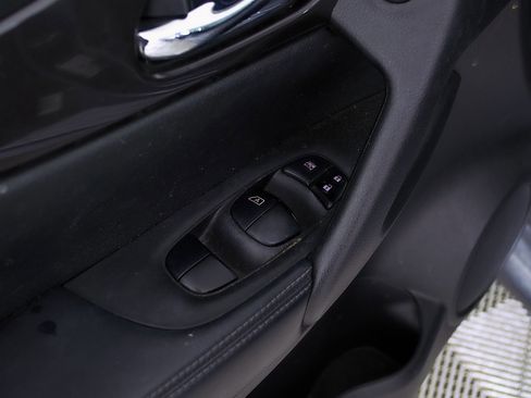 Used 2019 Nissan Rogue SV w/ Sun & Sound Touring Package AWD/4WD image 18
