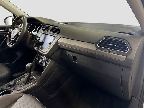 Used 2021 Volkswagen Tiguan SE w/ Panoramic Sunroof Package image 29