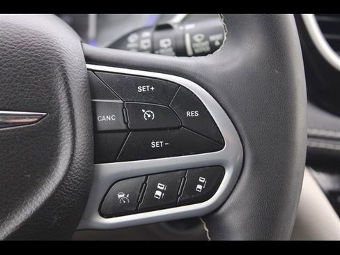 Used 2022 Chrysler Pacifica Touring-L FWD image 32