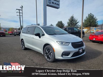 New 2026 Chrysler Pacifica Limited w/ S Appearance Package