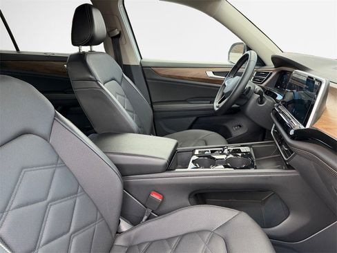 Used 2024 Volkswagen Atlas SE image 28