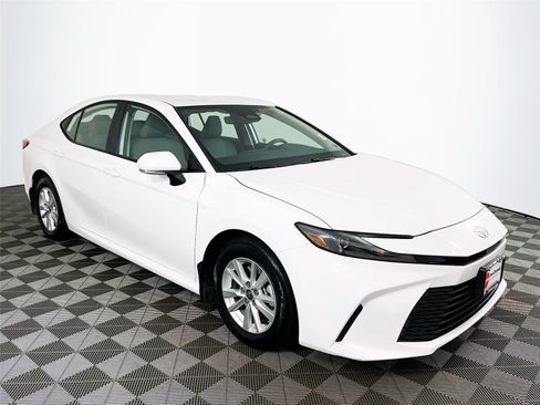 Used 2025 Toyota Camry LE w/ Convenience Package FWD image 1