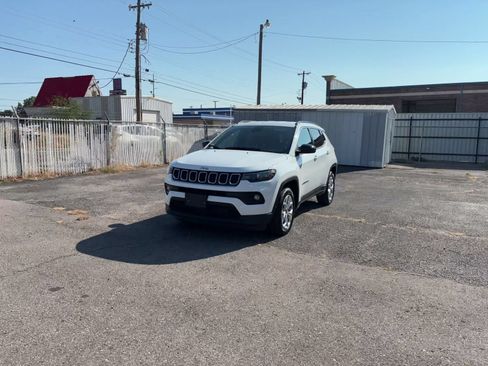 Used 2025 Jeep Compass Latitude AWD/4WD image 6