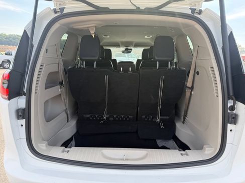 Used 2022 Chrysler Pacifica Touring-L FWD image 9