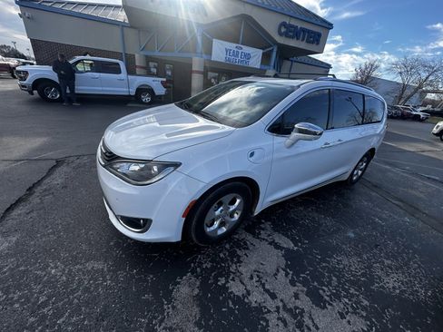 Used 2018 Chrysler Pacifica Limited w/ Advanced Safetytec Group image 3