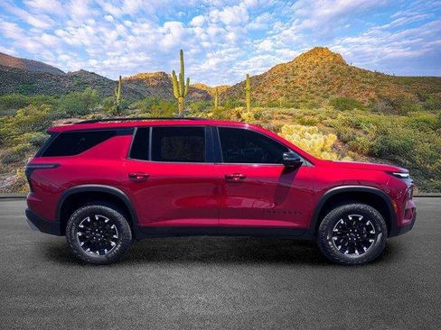 Used 2024 Chevrolet Traverse Z71 AWD/4WD image 3