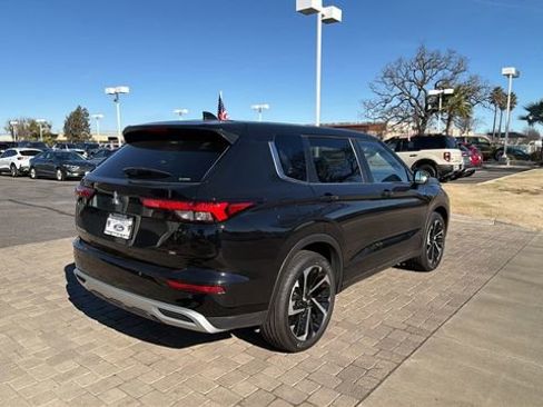 Used 2024 Mitsubishi Outlander SE image 3