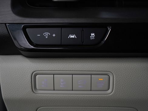 Used 2022 Kia Carnival EX image 26