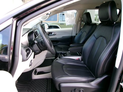 Used 2024 Chrysler Pacifica Touring-L FWD image 13
