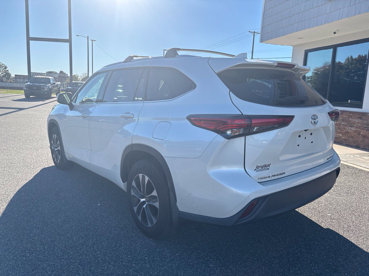 Used 2021 Toyota Highlander XLE AWD/4WD image 6