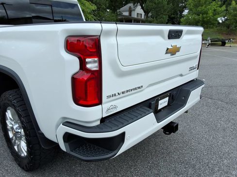 Certified 2022 Chevrolet Silverado 2500 High Country w/ Z71 Off-Road Package AWD/4WD image 15