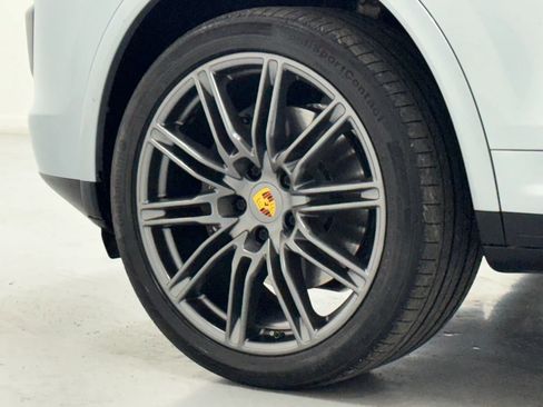 Used 2018 Porsche Cayenne Platinum Edition image 44