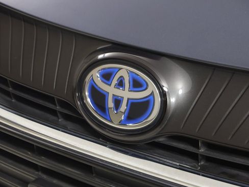 Used 2023 Toyota Venza XLE image 15