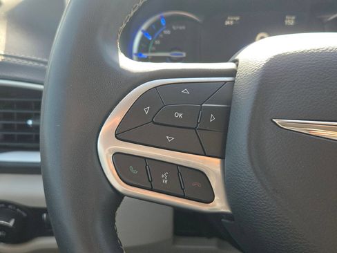 Used 2023 Chrysler Pacifica Touring-L FWD image 19