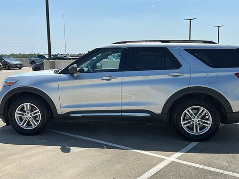 Used 2023 Ford Explorer XLT w/ Equipment Group 202A RWD image 9