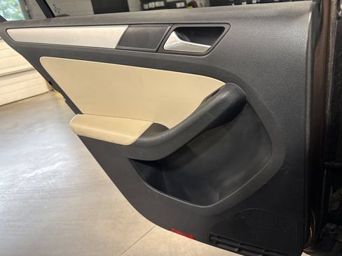 Used 2012 Volkswagen Jetta TDI FWD image 12