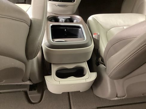Used 2017 Chrysler Pacifica Touring-L Plus FWD image 32