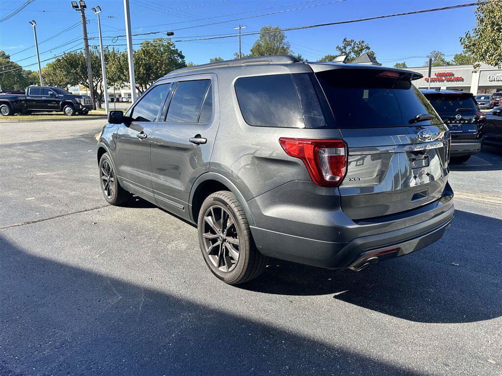 Used 2017 Ford Explorer XLT w/ Equipment Group 202A AWD/4WD image 5