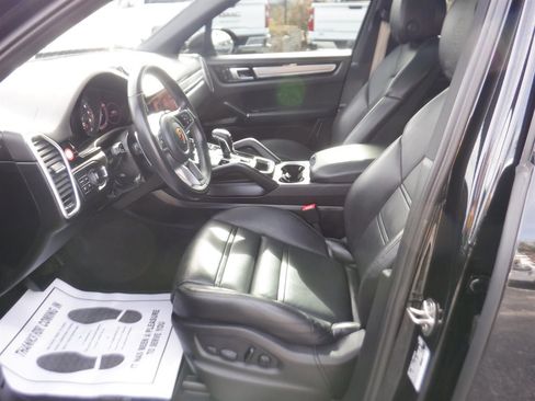 Used 2023 Porsche Cayenne Platinum Edition image 17