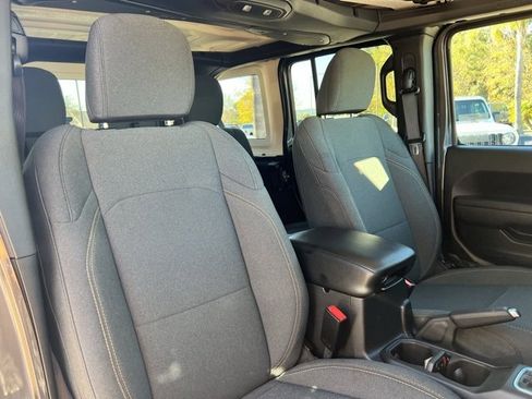 Used 2024 Jeep Wrangler Unlimited image 43