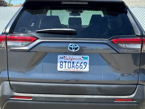 Used 2020 Toyota RAV4 LE AWD/4WD image 21