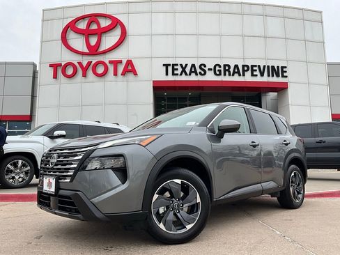 Used 2025 Nissan Rogue SV image 2