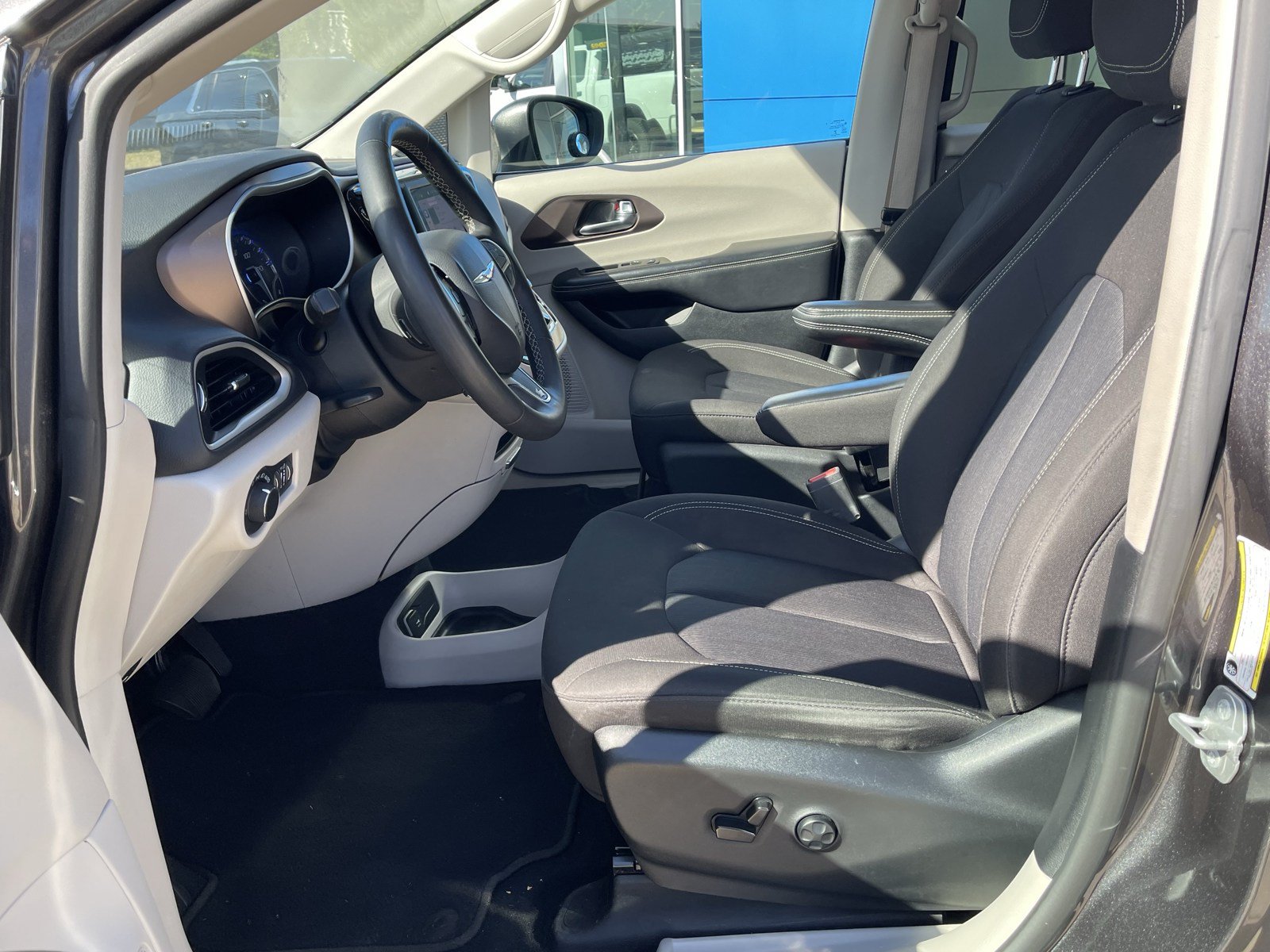 Used 2022 Chrysler Voyager LX FWD image 11