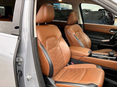 Used 2023 Nissan Pathfinder Platinum w/ Cargo Package image 8