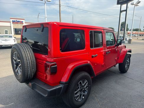 Used 2026 Jeep Wrangler Unlimited Sahara AWD/4WD image 4