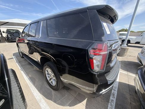 Used 2024 Chevrolet Suburban LT RWD image 4